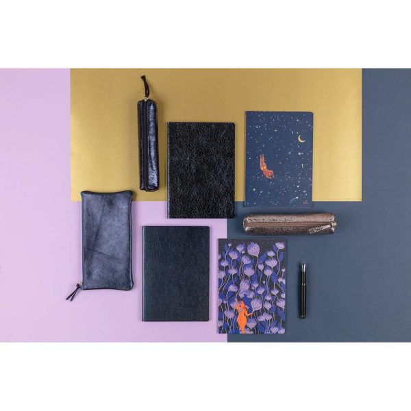 Adolie, Set de 2 carnets cousu fil A5 14,8&times;21 cm, 64 pages, lign&eacute;. Etoiles. 1 carnet couverture cuir + 1 carnet couverture carte imprim&eacute;e, ass.